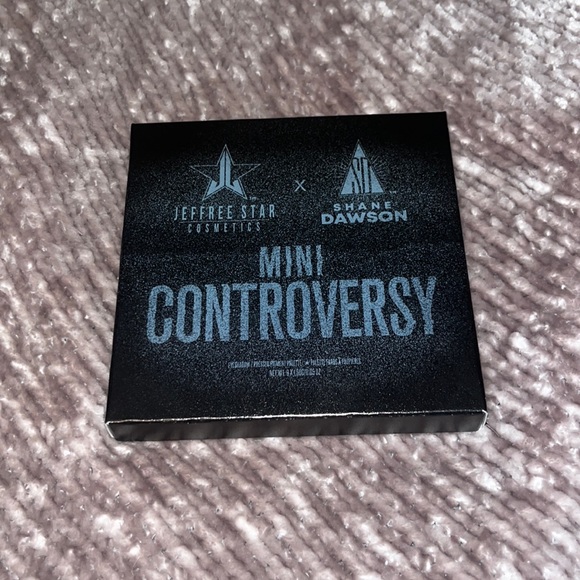 *Limited edition* Mini controversy eyeshadow palette with mini lipstick - Picture 2 of 8